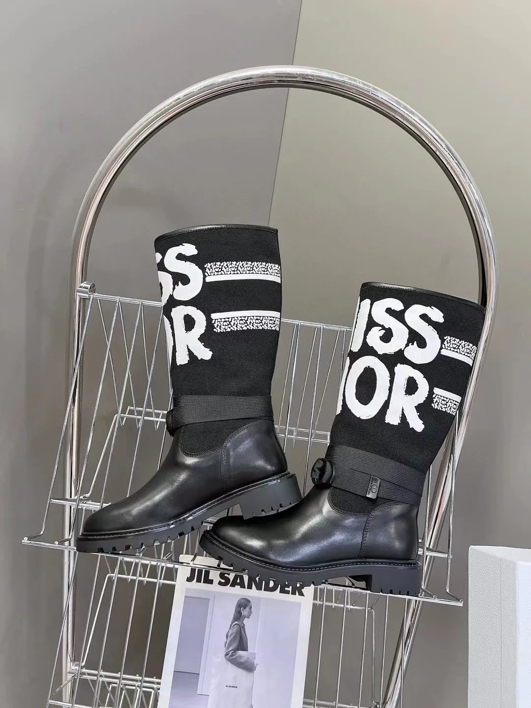 👟👟Ex-factory price 560👟👟 Dior color-blocking new boots for autumn and winter, the latest electric embroidery color-blocking letter logo for autumn and winter, round-toe high-top knight boots for women, Material: first-layer cowhide stitched with electric embroidery fabric, sheepskin lining for feet, original molded TPU outsole Size: 35-40 yards